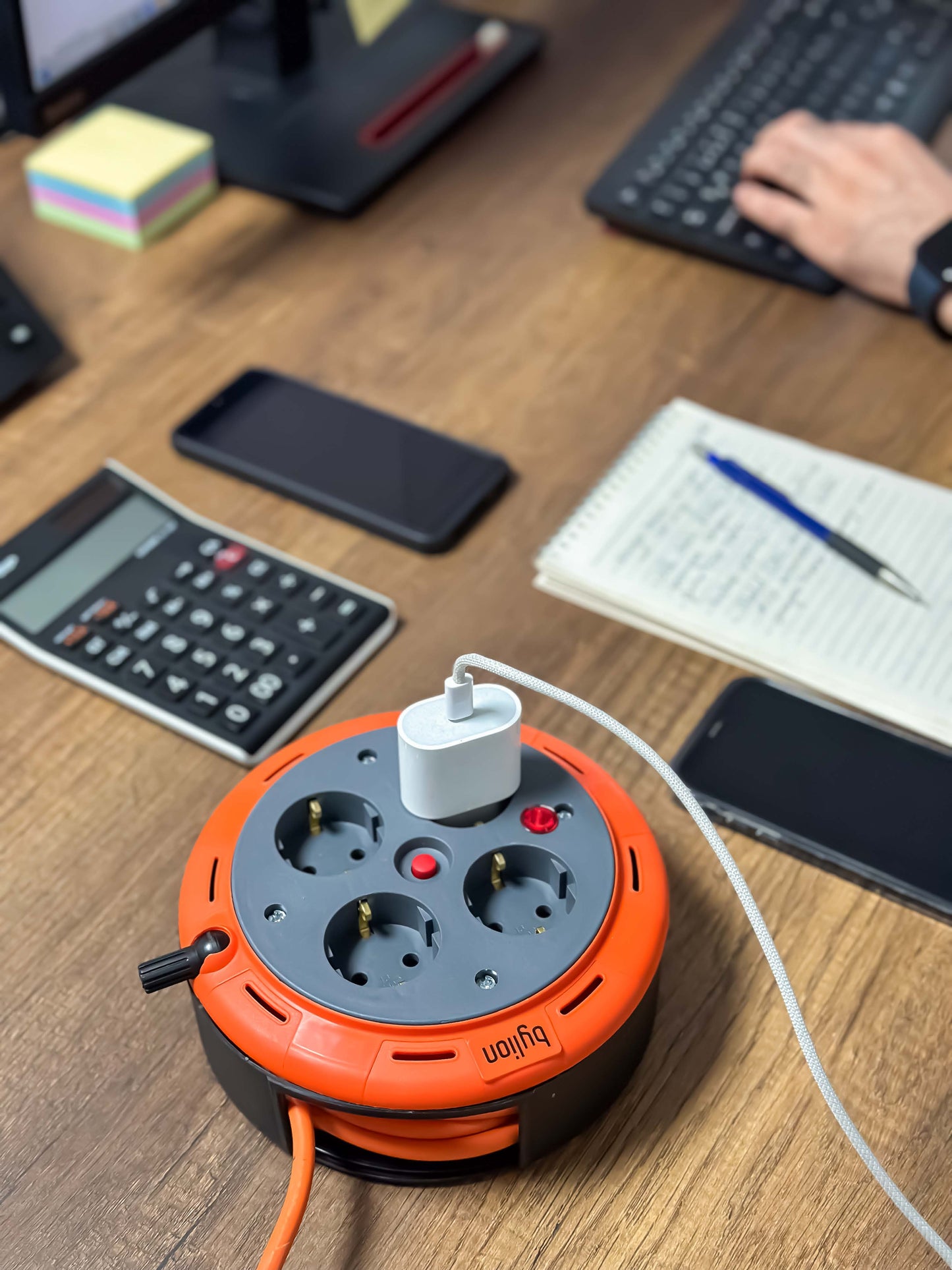 Kompaktan kasetni uvlačni produžni kabel, 5m kabel se 4 utičnice IP20 + USB + termički osigurač +dječji osigurač, 3x1mm2, SCHUKO tip uzemljenja , PHE-05310-F-USB